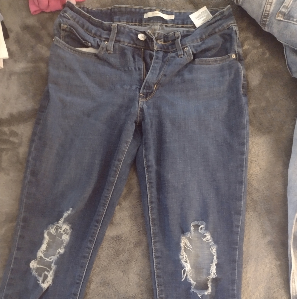 Levi jeans dark blue. There the ripped in front style. Fair conditio size 5/27